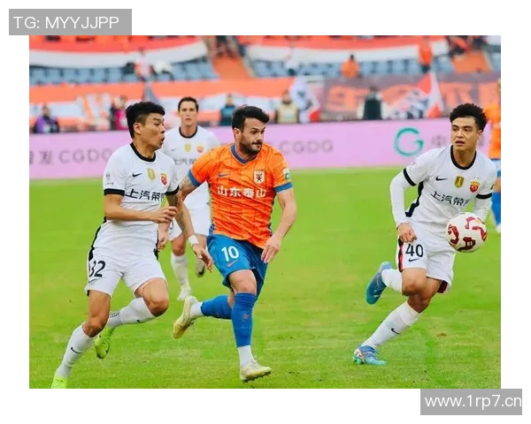 中超冠军争夺战激烈升级，谁将捧起荣誉奖杯称霸中国足球